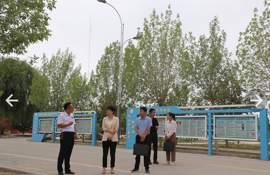 第一师副师长,阿拉尔市政府党组成员肖晨曦赴九团第二中学调研