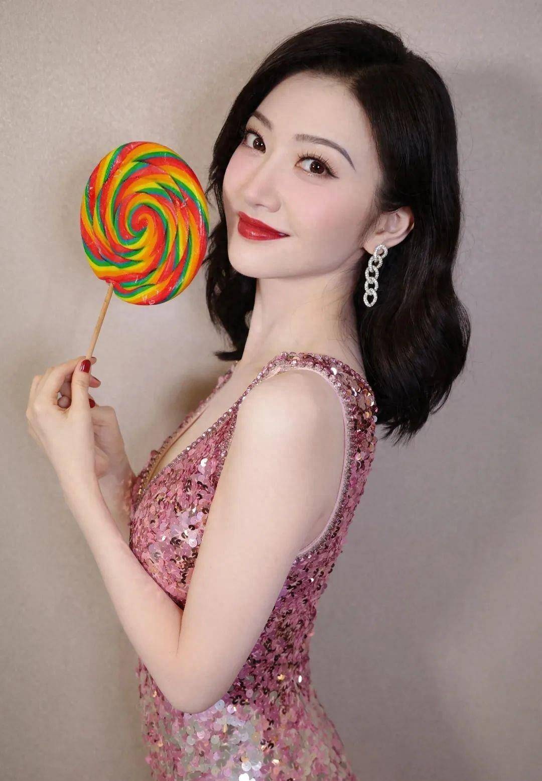 景甜时尚写真,画面精美,深粉色亮片裙,就像一道彩虹落入人间_笑容