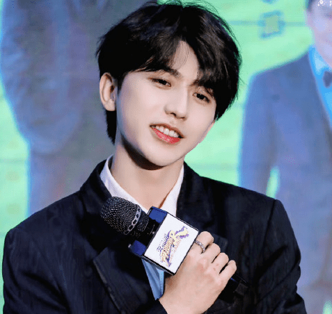 这不,蔡徐坤同款3450元的手绳也卖断货了一个尺码