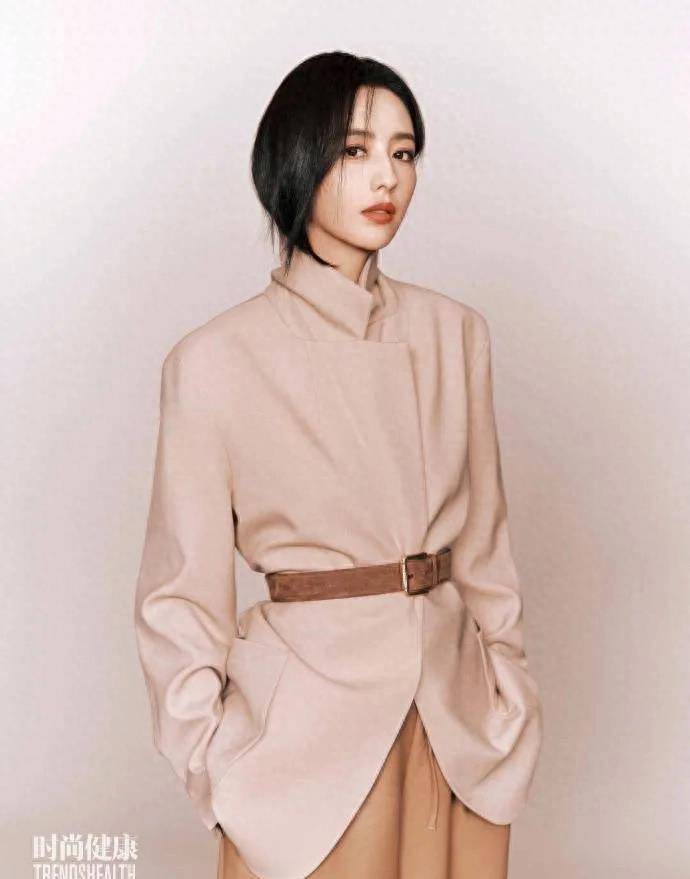 佟丽娅在拍摄大片时穿着高开衩长裙,侧边套装好时尚_魅力_感觉_连衣裙