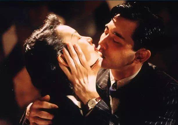 尊龙独爱她一生,年近60依然时尚,陈冲的时尚,让人无法自拔_电影节