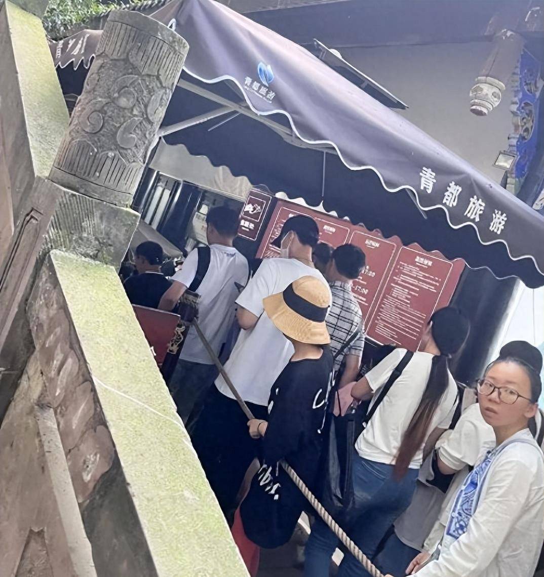 近日,失踪近一年的李易峰罕见现身成都机场.还是有很多粉丝来接他.