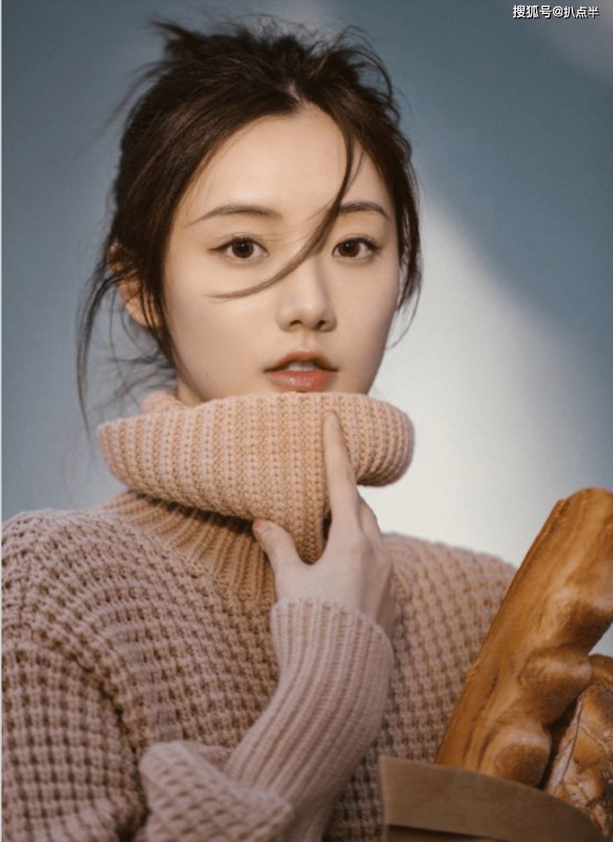 只是两人被拍到疑似在一起时,只有20岁的张乔耳还在中戏读书,尚未出道