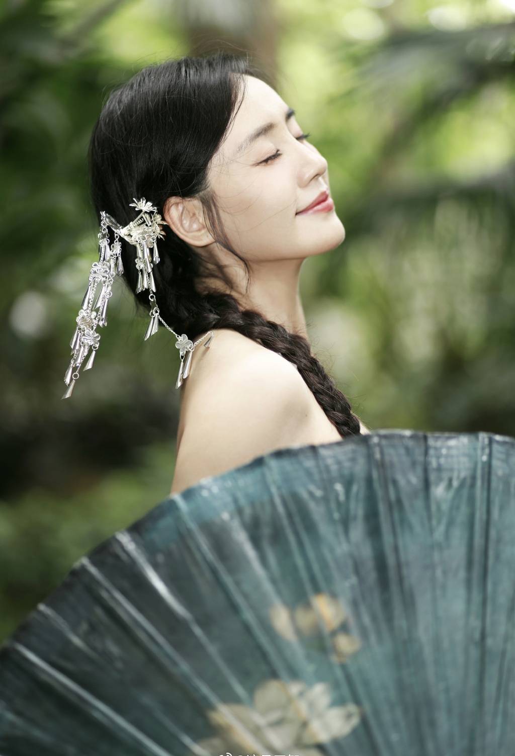 "秋雅"王智分享少数民族服装照,露肩露腹部,笑容甜美可人_留言道_照片