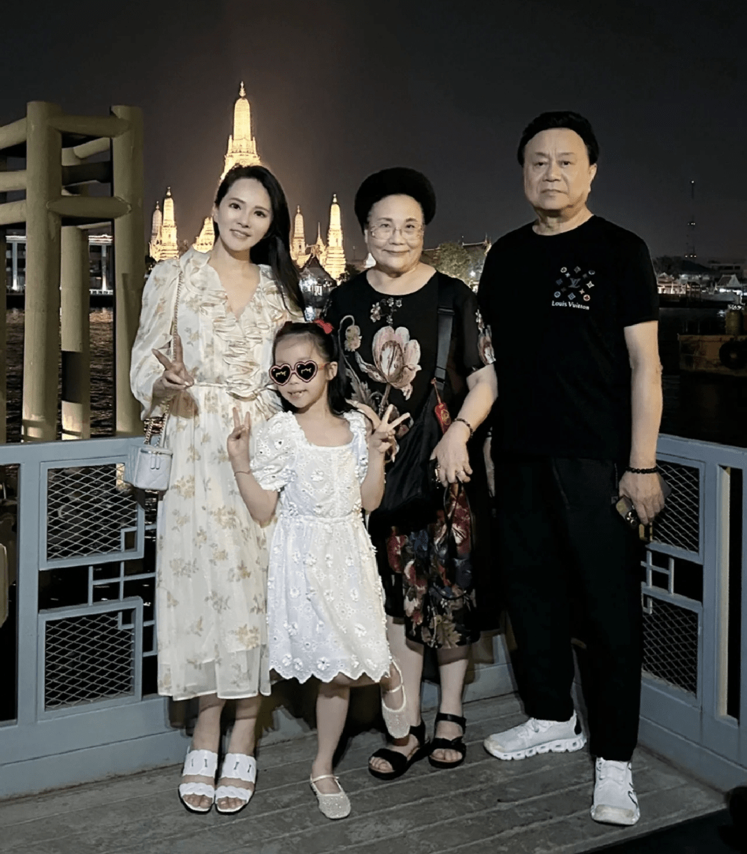 伊能静巨型玫瑰反挨骂,秦昊抱怨:不送挑理送了挑事儿_生活_对话_照片