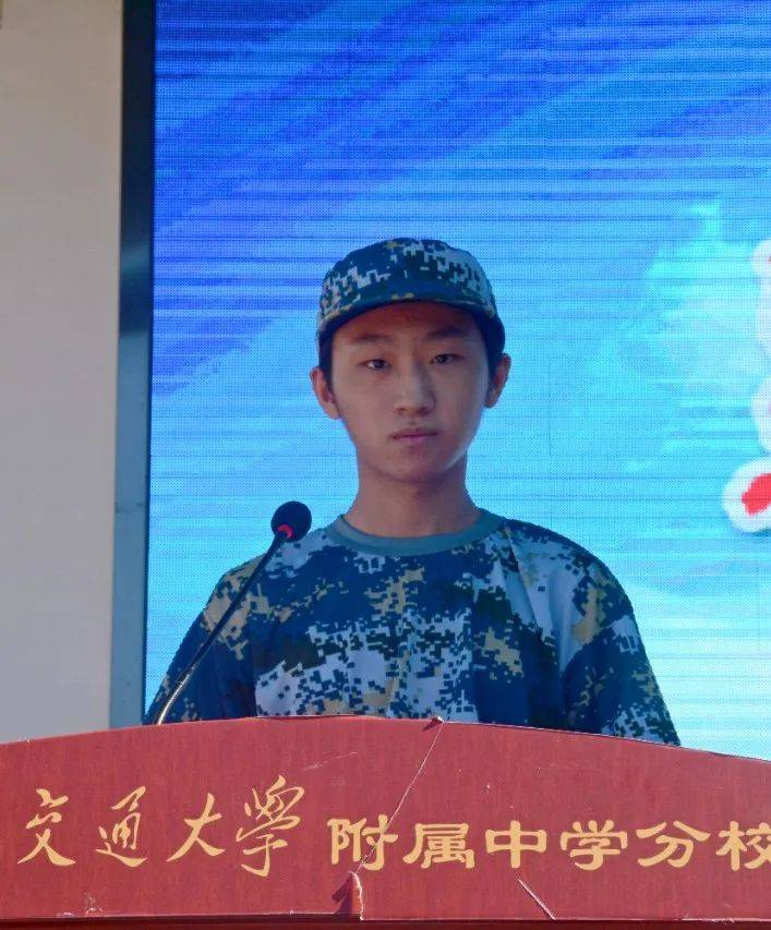 启动仪式训前动员绿海点缀下的斑斑迷彩,是青春中最绚丽的颜色;烈日