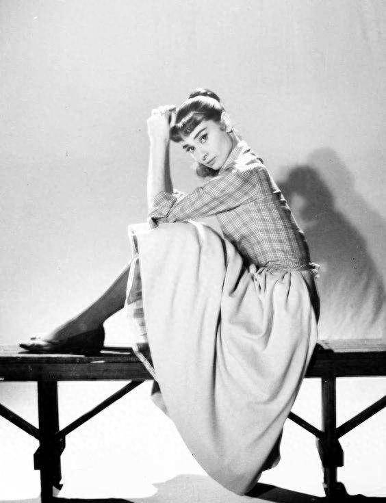 "赫本裙"才是搭配王者,穿上身显瘦又显高,美得很优雅_奥黛丽_时尚