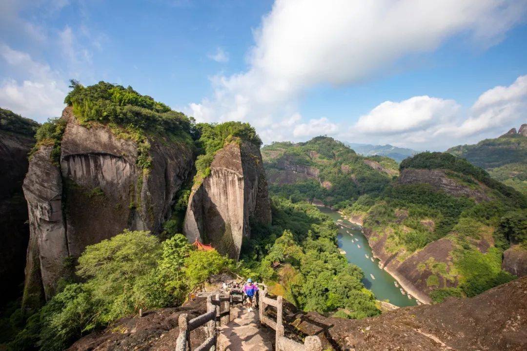 漫步武夷山,喝杯大红袍,过一段隐居生活_风景区_竹筏_游客