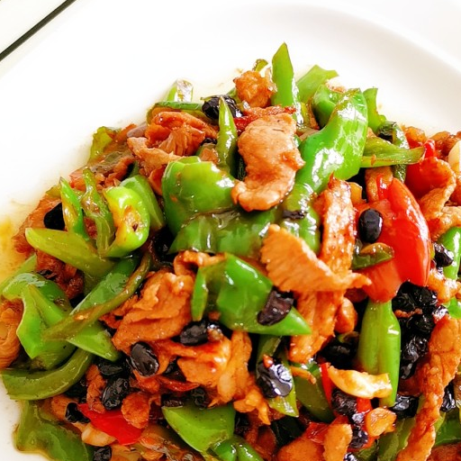 青椒炒肉,又香又嫩,超级下饭,十分钟就搞定_瘦肉_大蒜头_豆豉