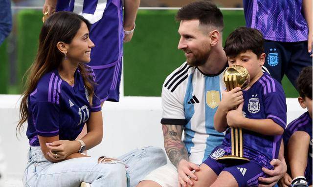 自从梅西和家人们来到迈阿密之后,身边就出现了一名保镖,根据英国花边