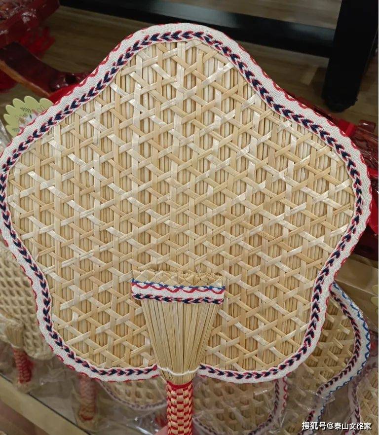 经过巧匠们的精心编制,麦秆就会做成各种各样的扇子,整把扇子外形优美