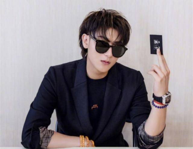 黄子韬名下公司解散,旗下艺人纷纷出走,你怕是忘了他的真实身份_娱乐