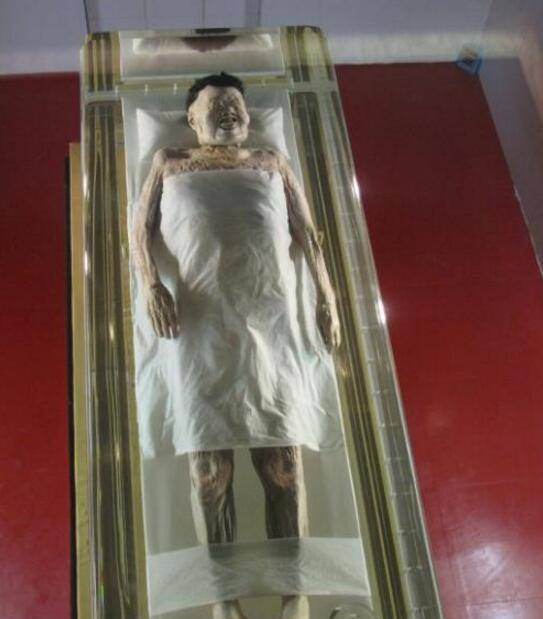 古墓出土千年女尸,看上去面目狰狞,专家说:配得上古代美女称号_辛追