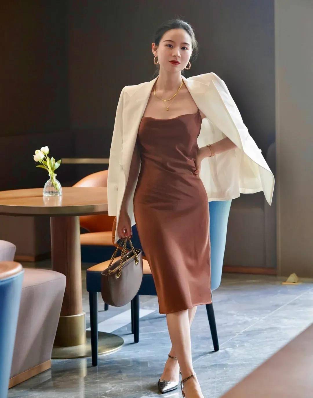 夏季"西装搭配吊带裙",兼顾时尚优雅的气质魅力,干练又霸气_女性_身材