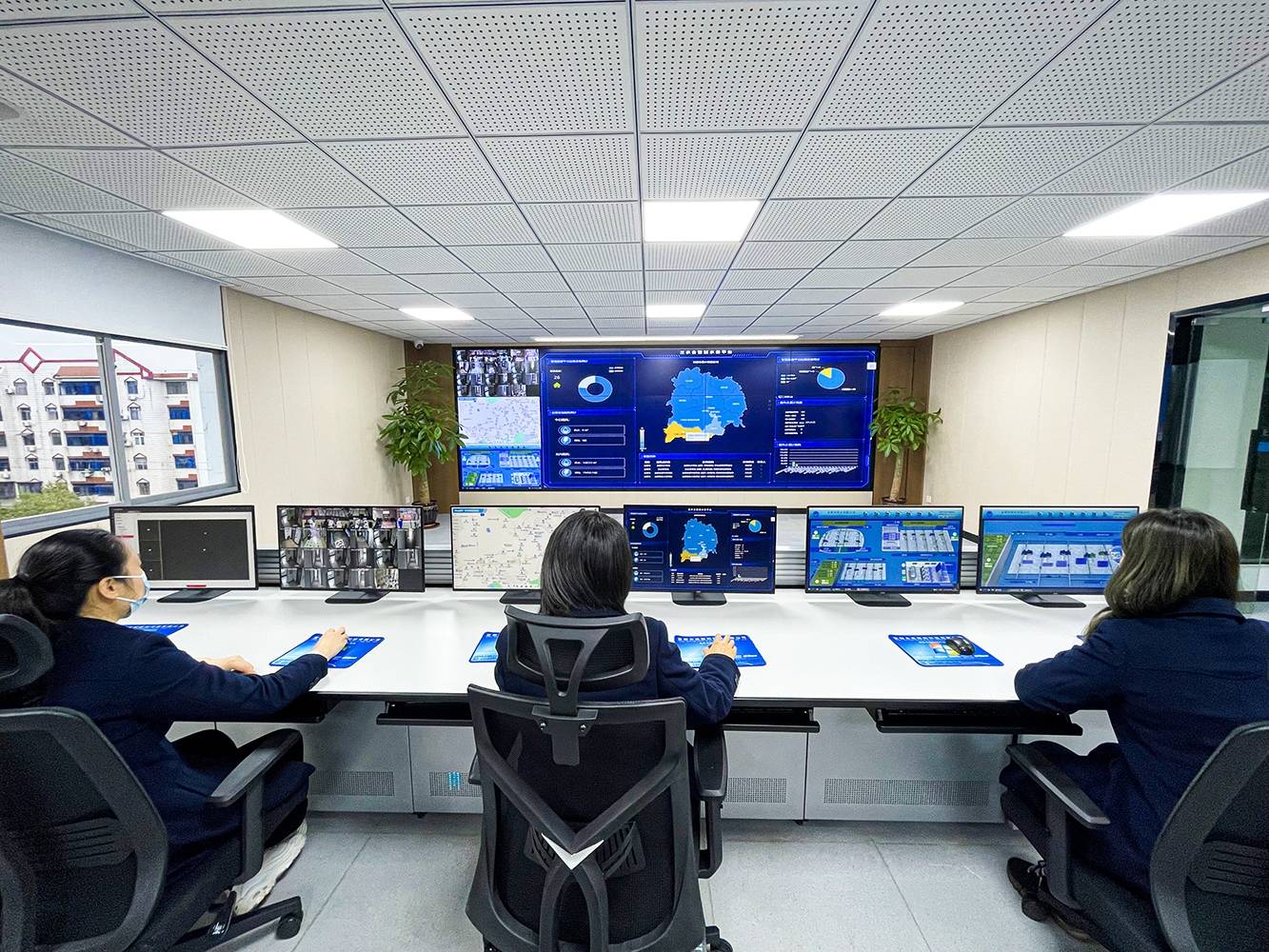 工作人员在智慧水务调度中心进行用水实时监测"现在,用户除了可以在