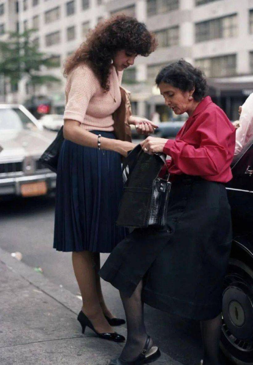 简约且松弛就是80年代穿搭的特点,而这种穿搭方式,也成功的印在了大家