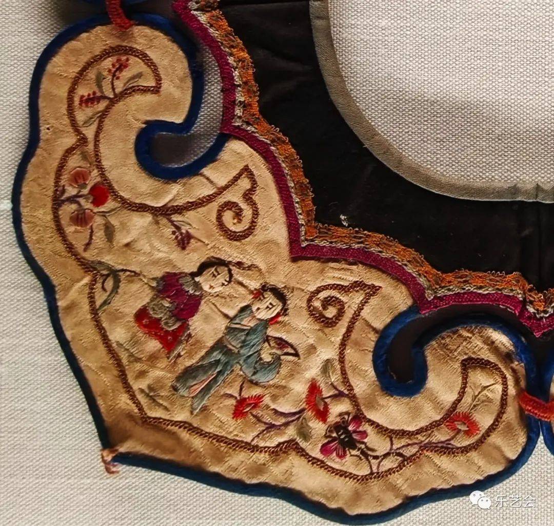 头上戴着金丝八宝攒珠髻,绾着朝阳五凤挂珠钗;项上带着赤金盘螭璎珞圈