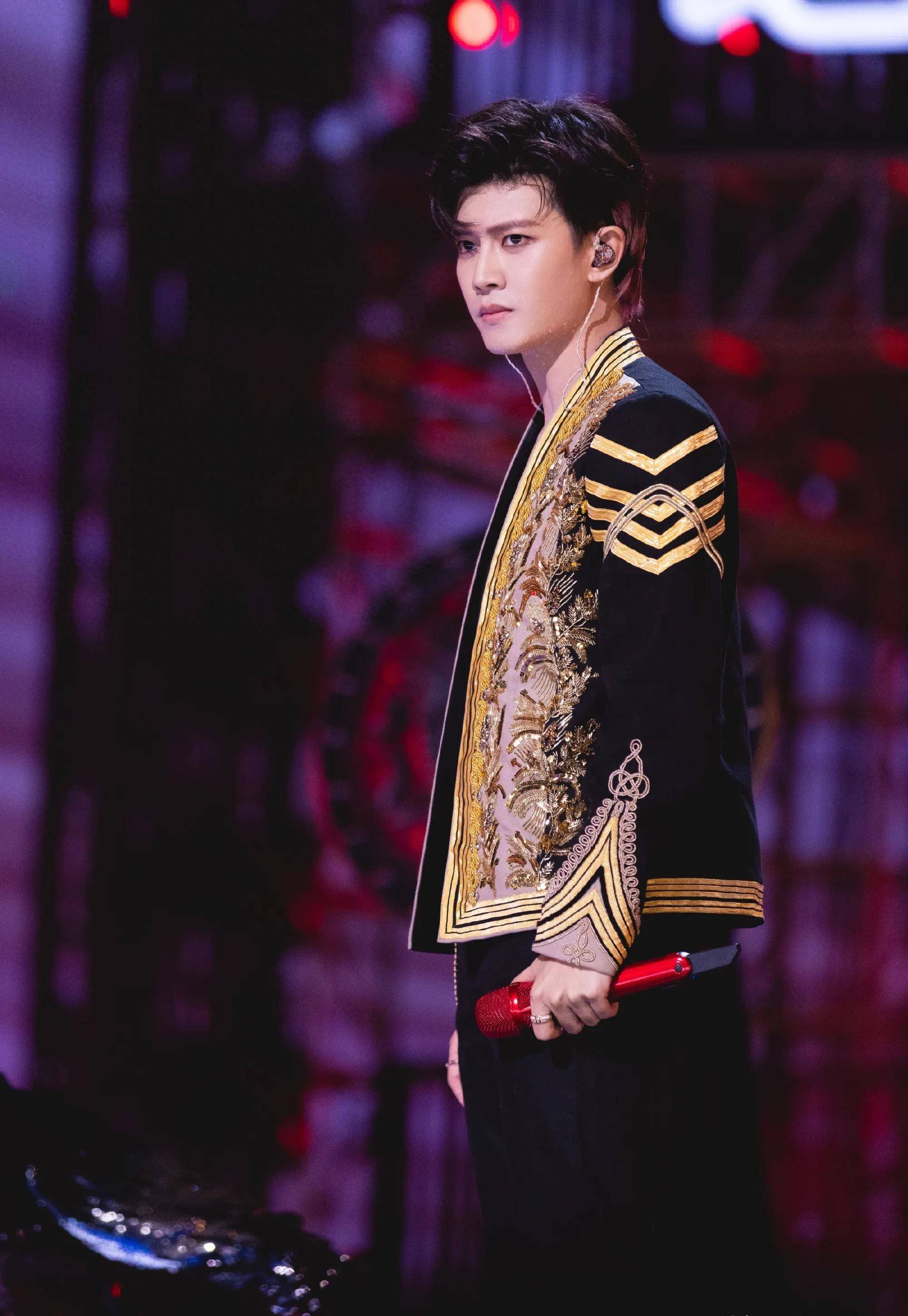 一任千面任嘉伦:出道未遂男爱豆,狂野不羁燃舞台_任国超_爱好_任耀希