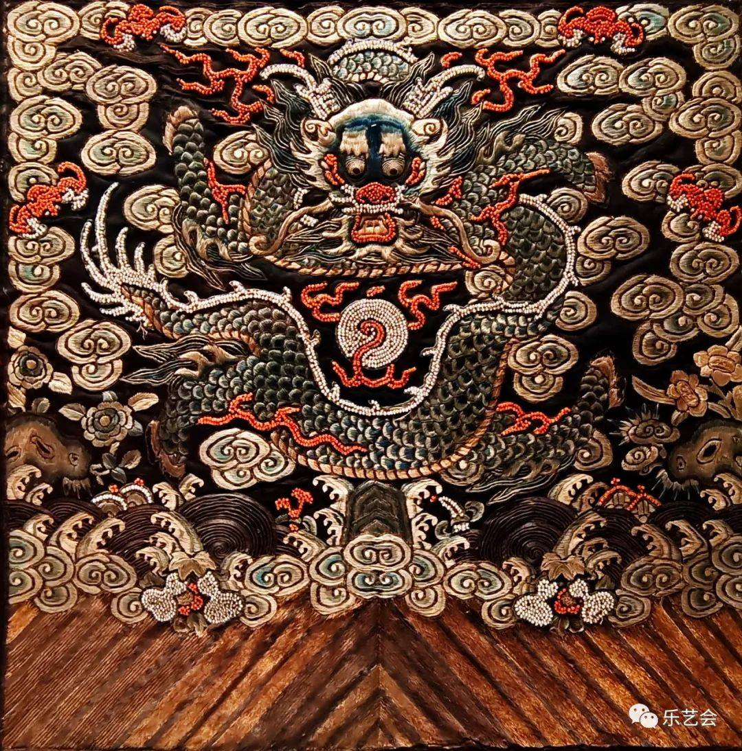 头上戴着金丝八宝攒珠髻,绾着朝阳五凤挂珠钗;项上带着赤金盘螭璎珞圈