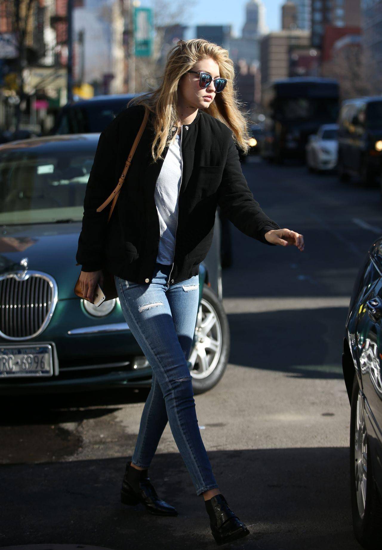 超模吉吉·哈迪德(gigihadid)紧身牛仔裤写真_影响_电视_生涯
