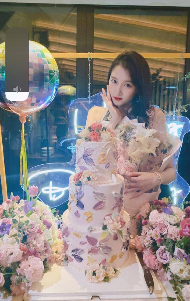 关晓彤庆生现场画面曝光,穿吊带裙与众姐妹酒吧蹦迪饮酒狂欢_鹿晗_不