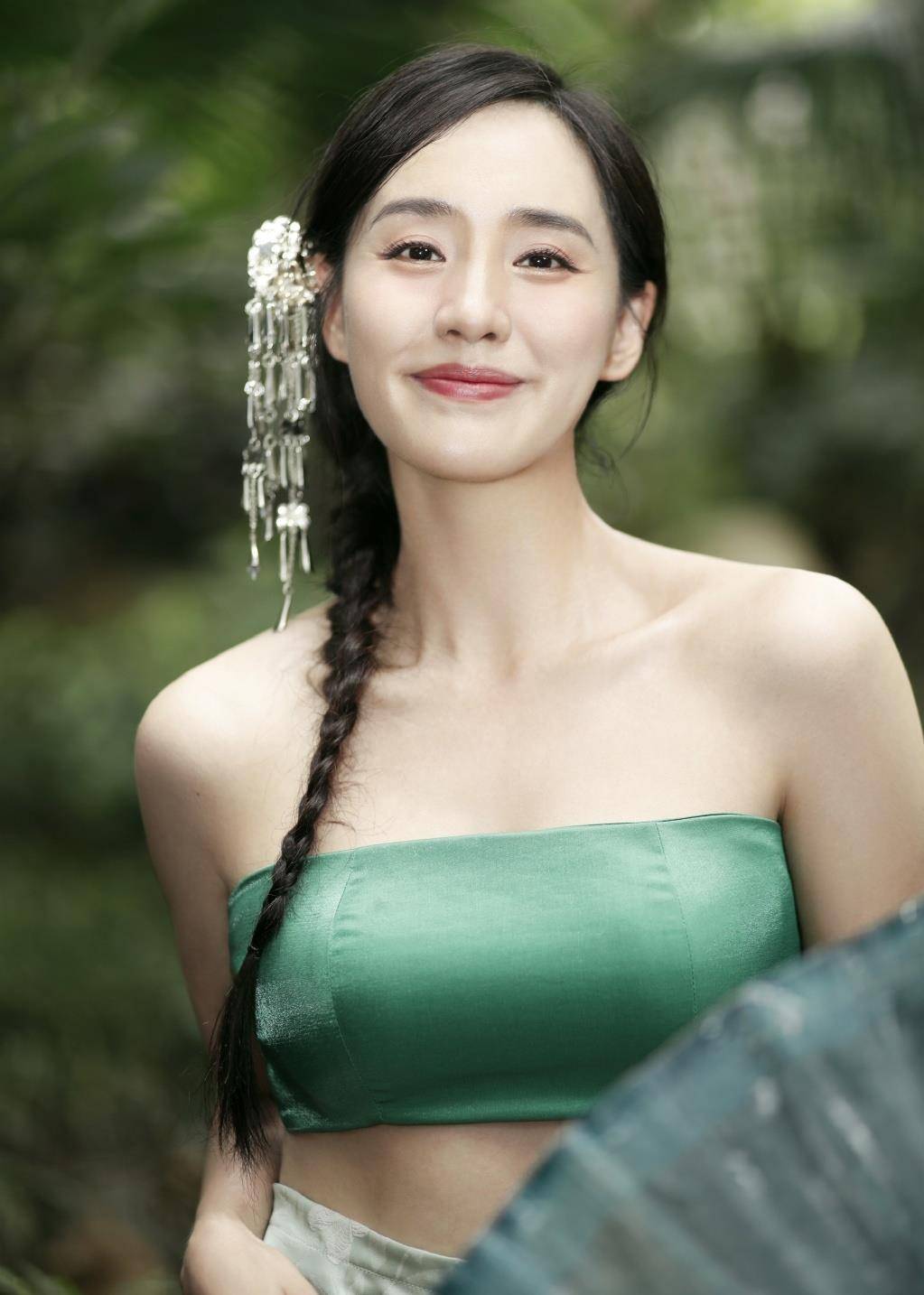 女演员王智身穿露肩民族服装,皮肤白皙,身材与腰部黄金比例_照片_麻花