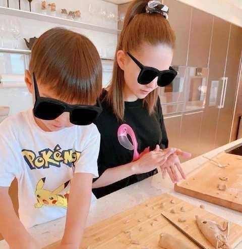 周杰伦和昆凌为儿子庆生,6岁女儿罕露正脸照,混血五官酷似妈妈_生日