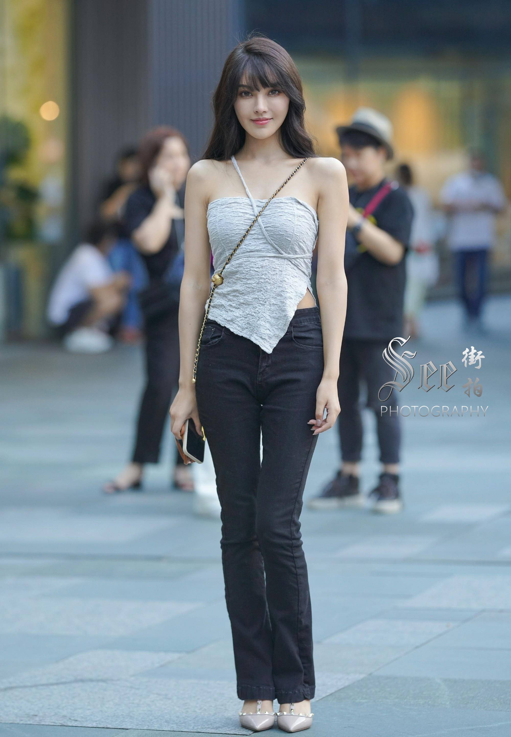 街拍:身材高大的小姐姐总能穿出时尚,展现独特魅力