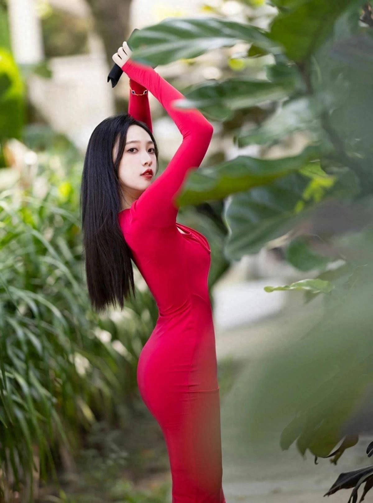 抢眼的红裙凸显出曲线美的身材,这是夏日时尚装扮的必备_女性_红色