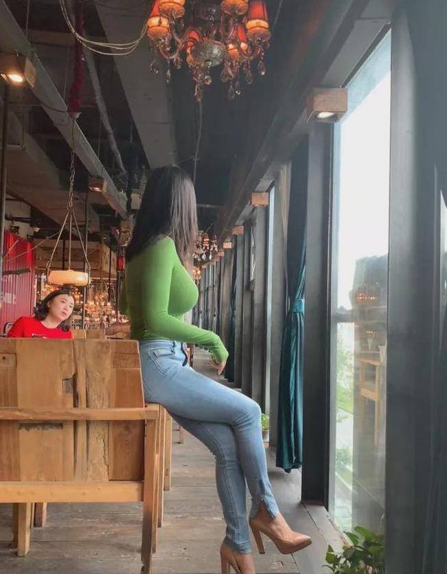 体重130斤的蒋聘婷身穿绿色背心魔鬼身材照片_时尚_风格_魅力