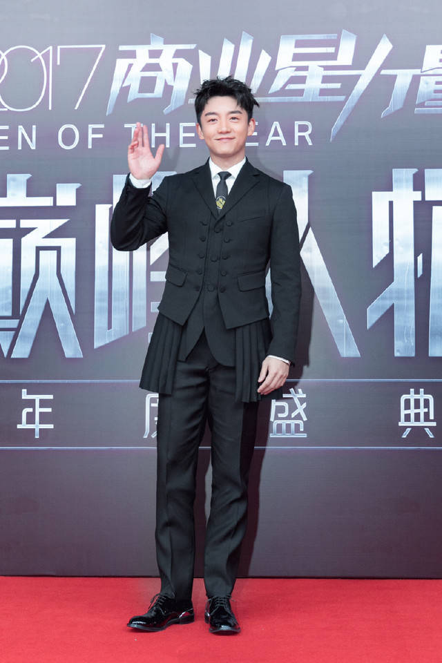 郑恺西装拼接百褶裙摆,这么时尚是要闹哪样_男士_一身_男星