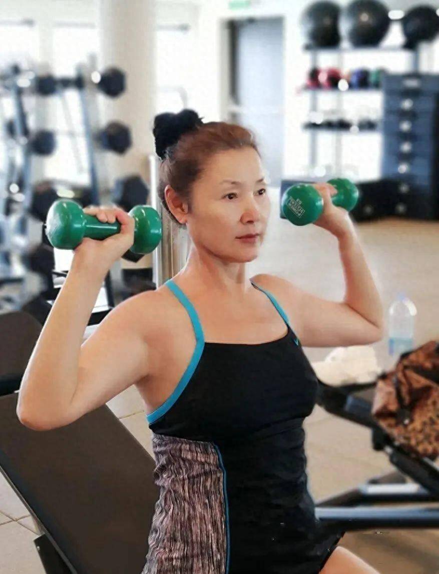 68岁姜黎黎不服老!当你穿上泳衣扎起丸子头秀出曼妙身材时,效果惊人!