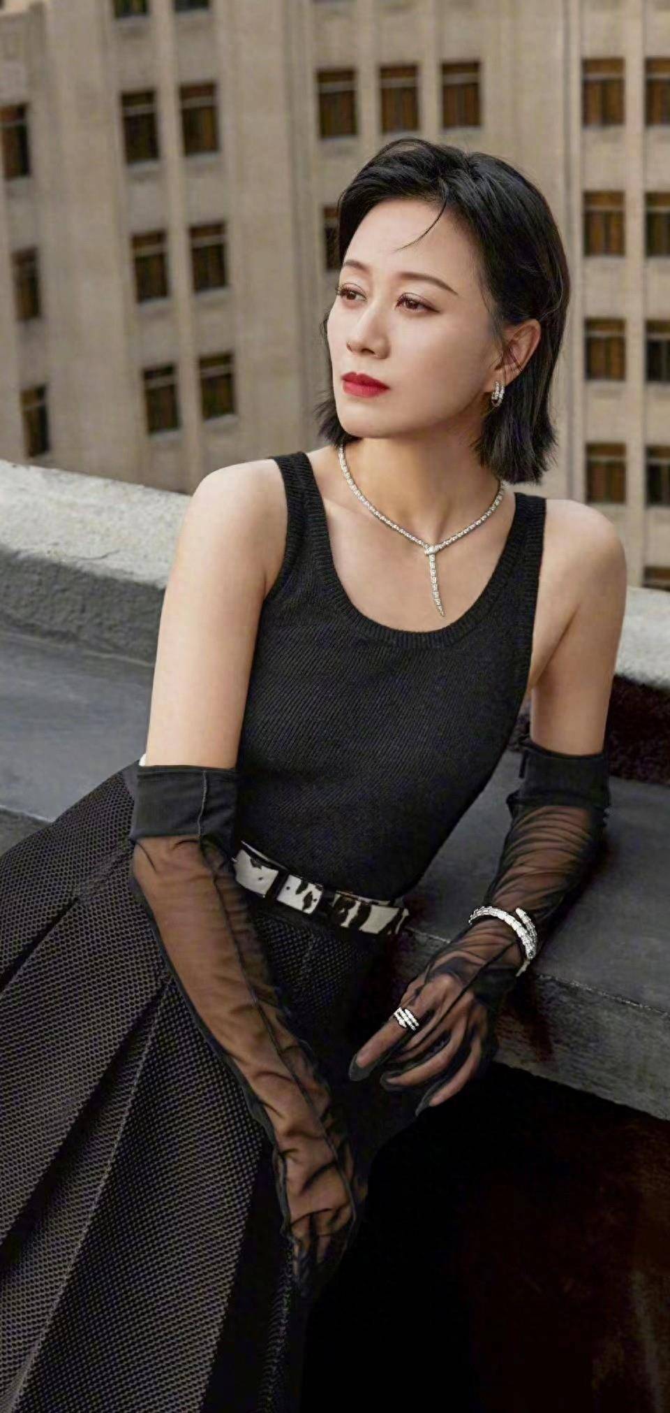 42岁倪虹洁身材一如既往,黑衣黑裤腰细腿长,166身高比例太优越_策划