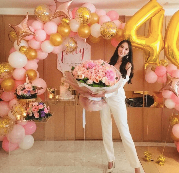 42岁吴佩慈为6岁儿子办豪华生日宴,穿郭美女同款cos装大秀好身材