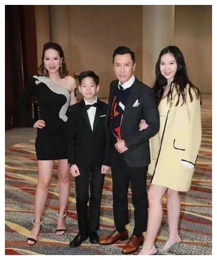 甄子丹罕晒长子合照,曾被传冷待长子,二婚女儿16岁就背万元包_甄文焯