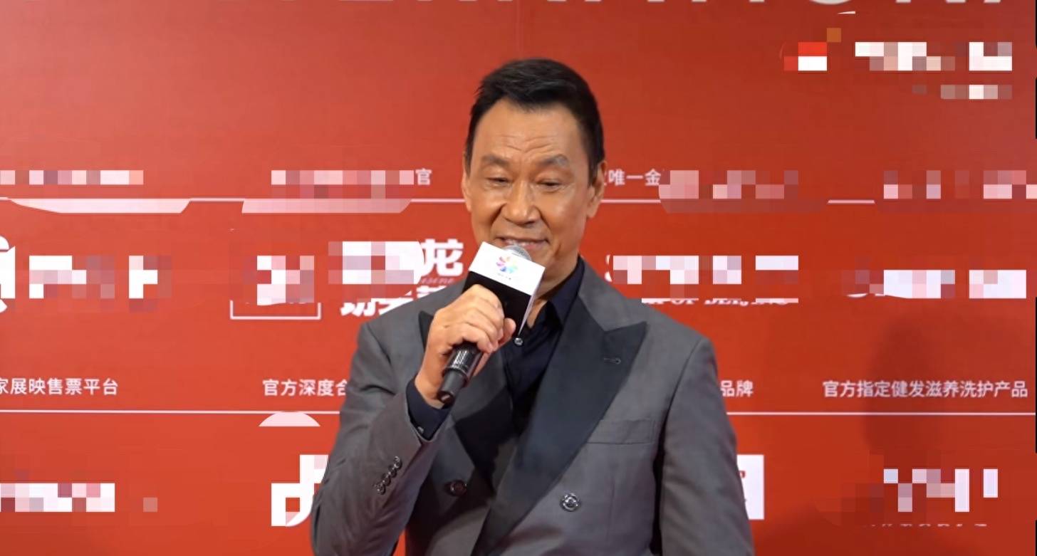 王学圻的身体似乎也相当不错,贴身的西装显得他硬朗结实,身材保持十分