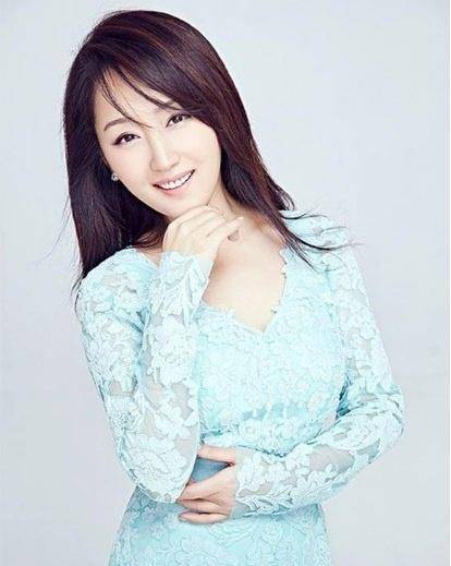 杨钰莹20年前旧照曝光,校园风打扮清清新自然,一脸羞涩_照片_音乐