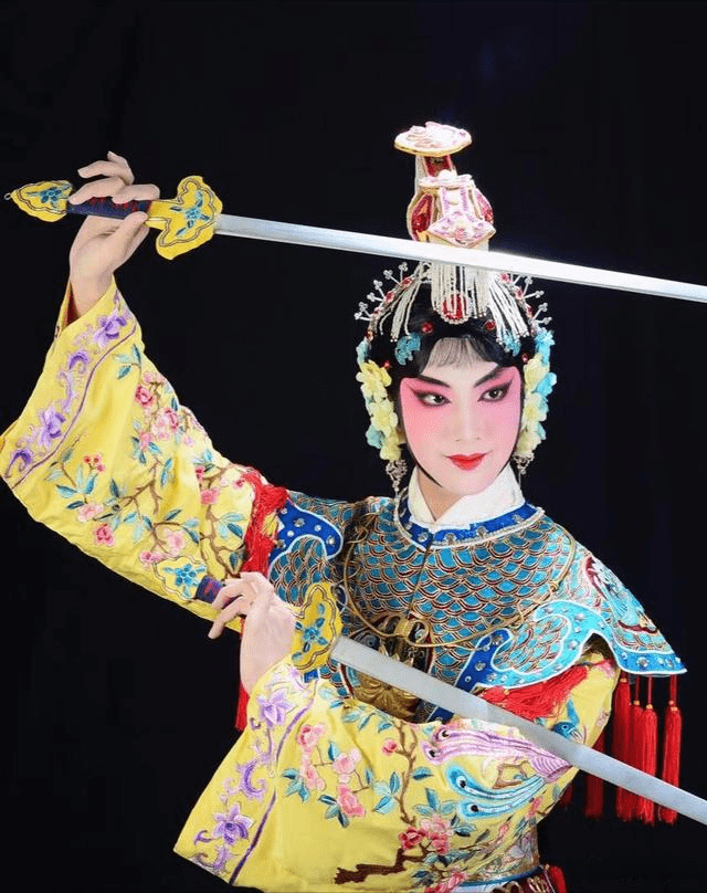 新华网评价他"三岁开始学戏,四岁开始练功,京剧梅派第四代传人巴特尔