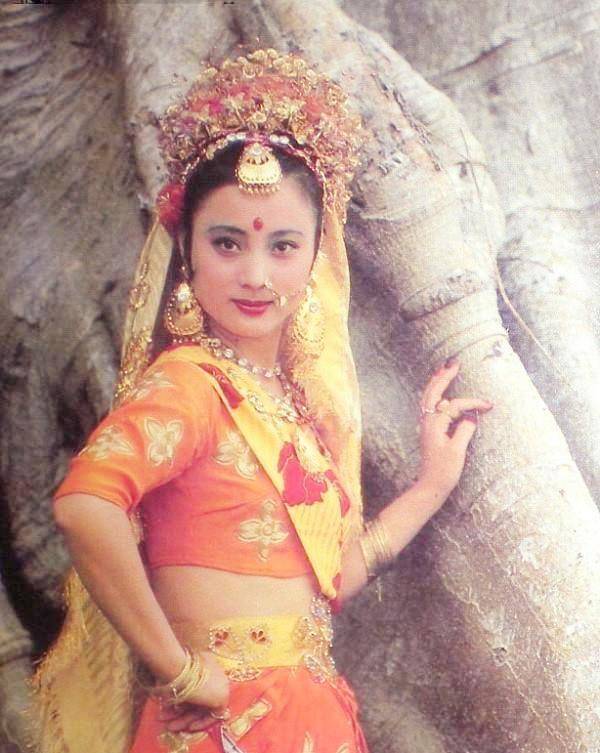 58岁玉兔精李玲玉罕秀舞姿,放飞自我当众抬腿,西游记最美的妖精_网友