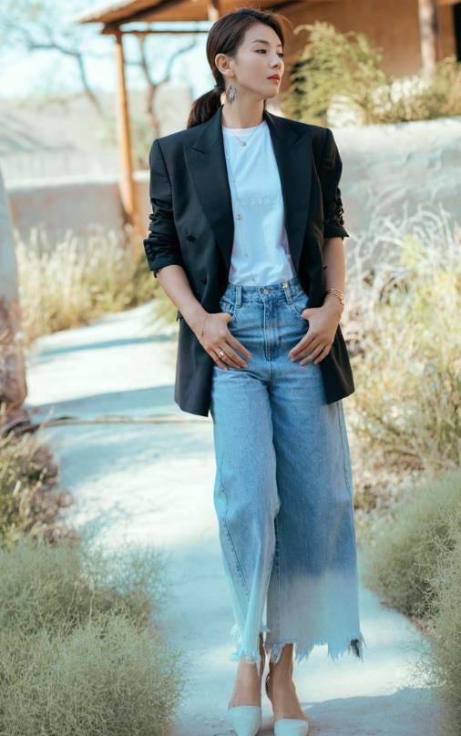 刘涛在街头被围观,穿普通衣服显身材一般,素颜平常,路人比她美_白色