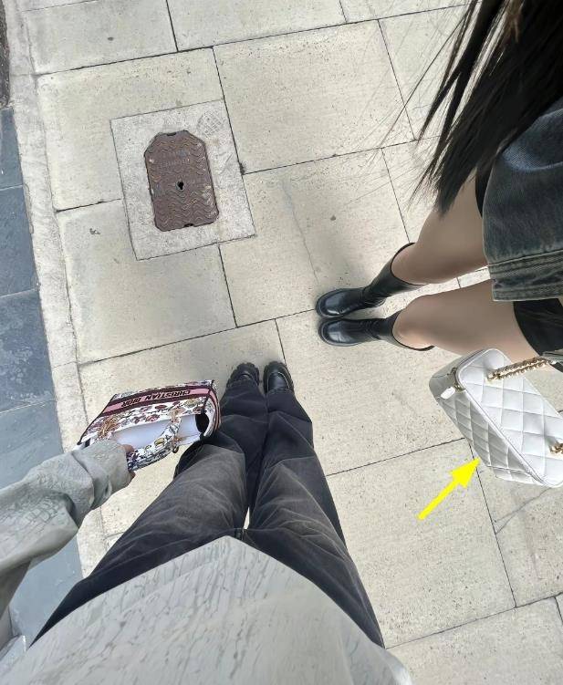 牛仔上衣搭配黑色靴子,包包虽然只露出一部分,但也被眼尖的网友扒出是