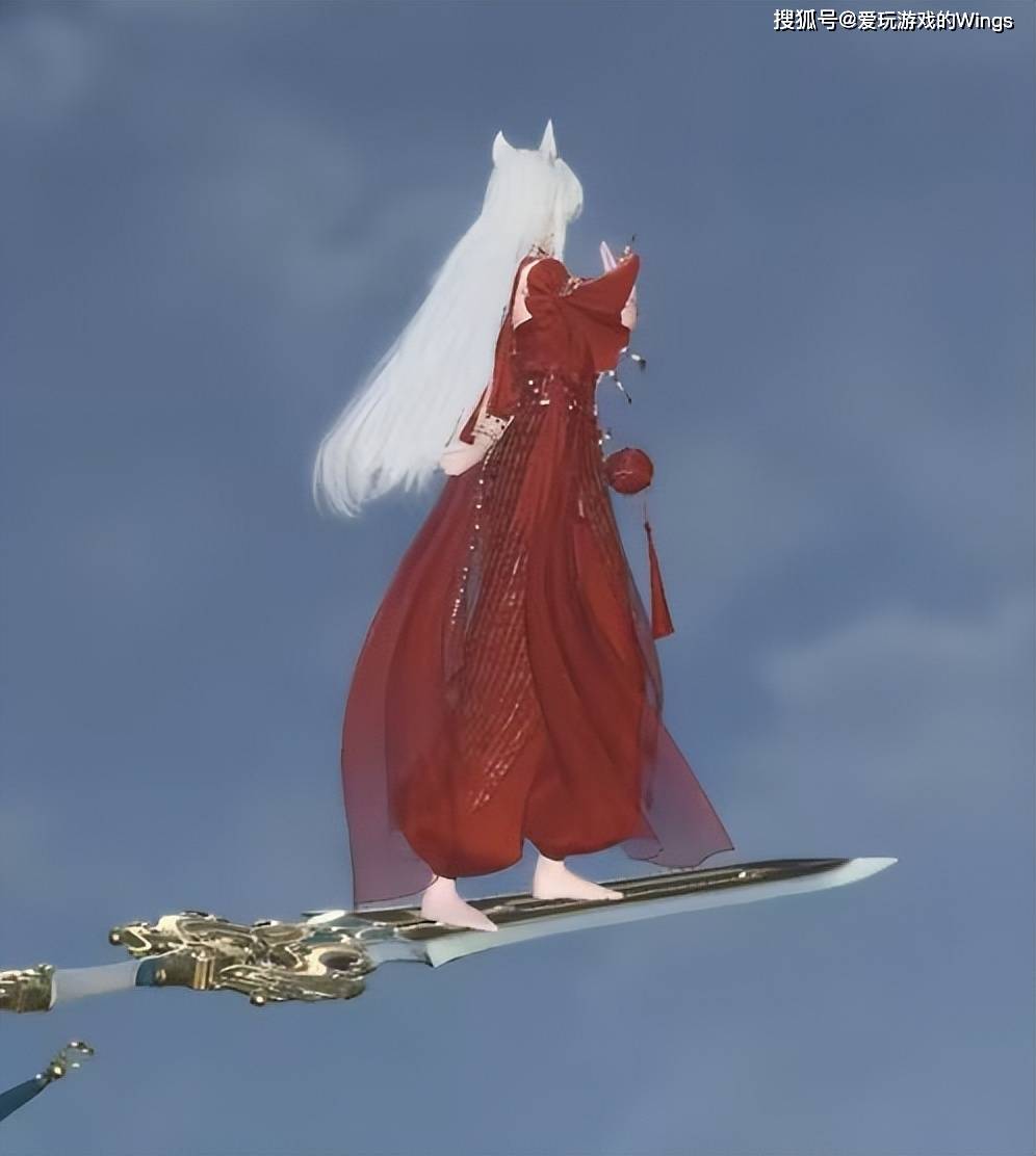 还有cos《王者荣耀》里面的阿离的玉兔皮肤的,比如这位玩家把新时装染
