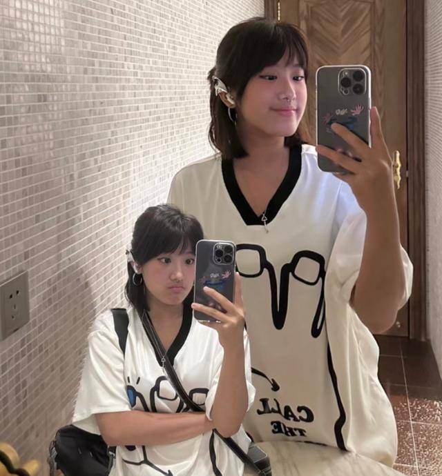 贾静雯的女儿梧桐妹晒近照,展现成熟魅力和个性风格_争议_照片_穿着