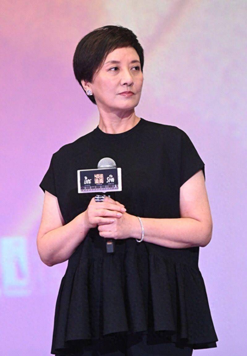 邓婕的老年状态,才懂:发剪短,衣穿素,自然老去更优雅_短发_长度_年龄