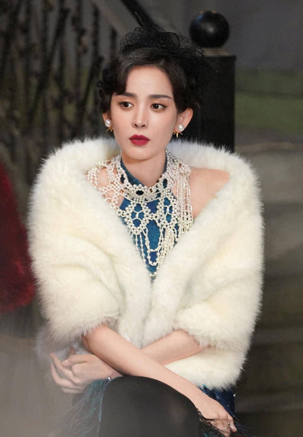 古力娜扎cos赫本风格,简约复古黑白风格,充满优雅浪漫的态度_时尚