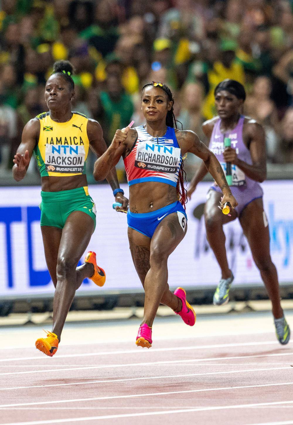 (田径世锦赛)女子4x100米接力决赛赛况_新华社_美国队_比赛