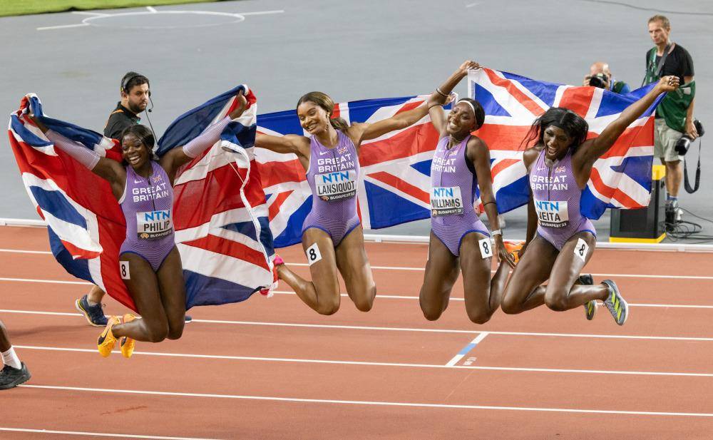 (田径世锦赛)女子4x100米接力决赛赛况_新华社_美国队_比赛