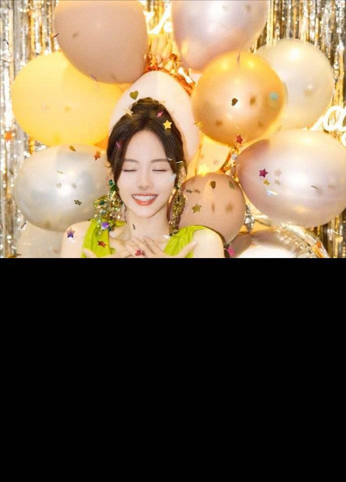 张嘉倪36岁生日照,身穿绿色无袖深v连衣裙,事业线优雅迷人_时尚_身材