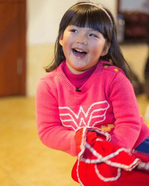 11岁王诗龄晒近照,挑染发型又甜又酷,五官长开越来越像妈妈_李湘_长相