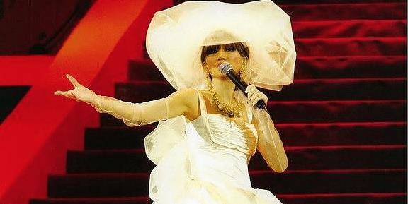 2003年,梅艳芳着婚纱倒在刘德华怀中,眼角的一滴泪让人看了心疼
